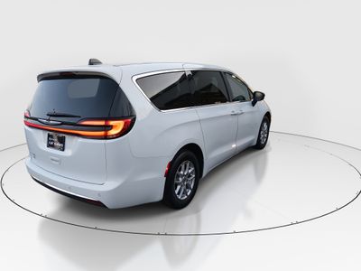 2024 Chrysler Pacifica — photo 7 view