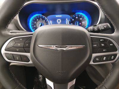 2024 Chrysler Pacifica — photo 12 view