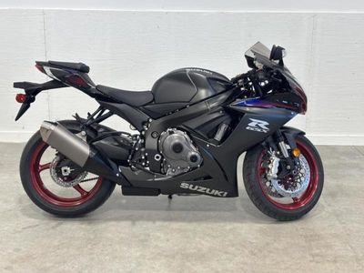 2026 Suzuki GSX-R600 in SILVER — front three-quarter view