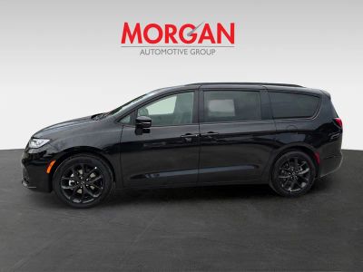 2026 Chrysler Pacifica — rear three-quarter view
