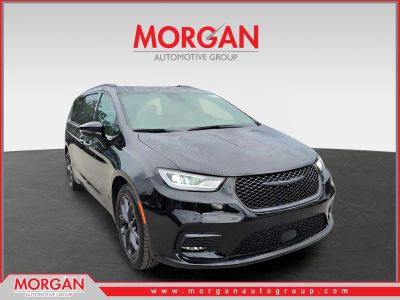 2026 Chrysler Pacifica Limited in Diamond Black Crystal Pearlcoat — front three-quarter view