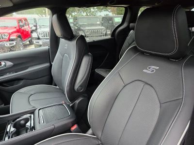 2026 Chrysler Pacifica — photo 17 view