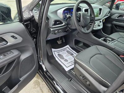 2026 Chrysler Pacifica — photo 15 view