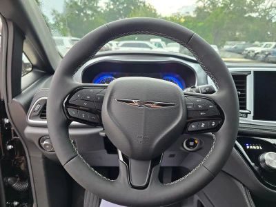 2026 Chrysler Pacifica — photo 18 view