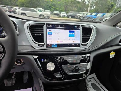 2026 Chrysler Pacifica — photo 22 view
