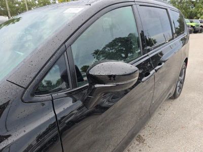 2026 Chrysler Pacifica — photo 10 view