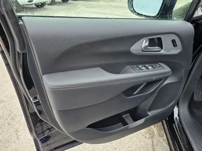 2026 Chrysler Pacifica — photo 13 view
