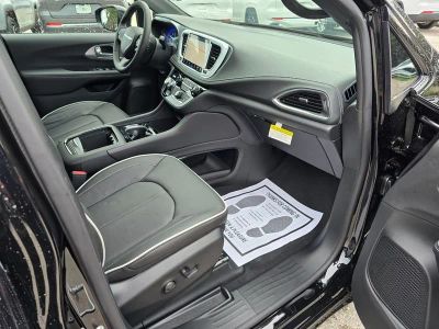 2026 Chrysler Pacifica — photo 32 view
