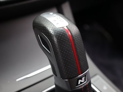 2020 Hyundai Elantra GT — photo 16 view