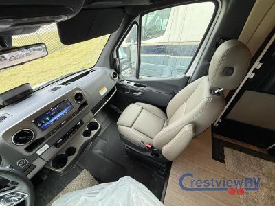 2027 Winnebago Navion - Photo 34