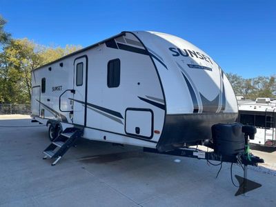 2022 CrossRoads RV Sunset Trail — front three-quarter view
