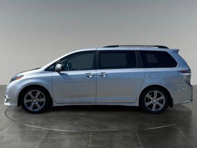 2015 Toyota Sienna — detail view