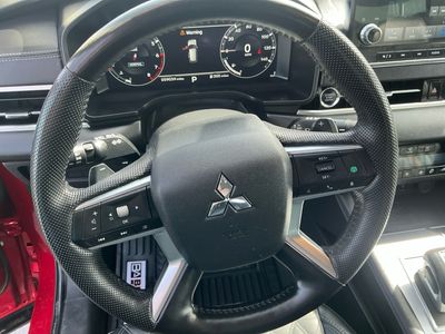 2023 Mitsubishi Outlander — photo 13 view