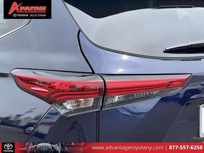 2023 Toyota Highlander Hybrid — photo 12 view