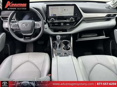 2023 Toyota Highlander Hybrid — photo 18 view