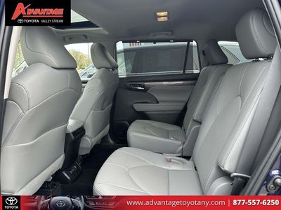 2023 Toyota Highlander Hybrid — photo 13 view