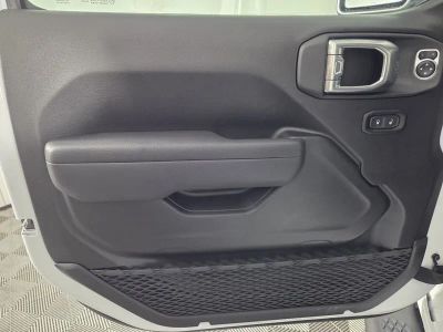 2026 Jeep Gladiator — photo 17 view