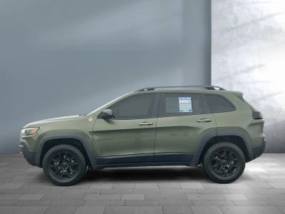2019 Jeep Cherokee — rear three-quarter view