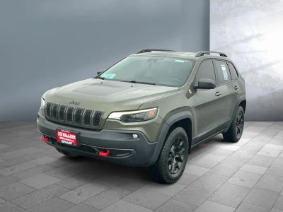 2019 Jeep Cherokee — front three-quarter view