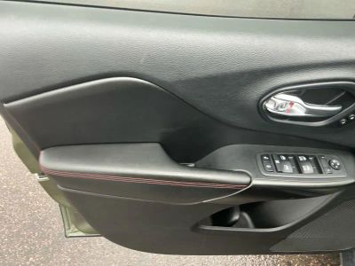 2019 Jeep Cherokee — photo 15 view
