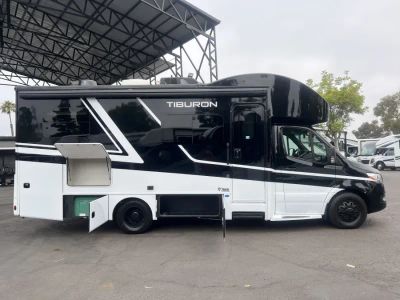 2025 Thor Motor Coach TIBURON — photo 21 view