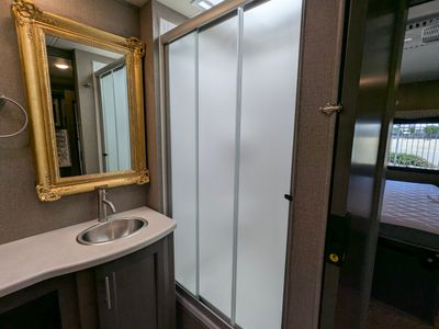 2021 Thor Motor Coach Omni - Photo 4