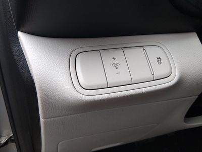 2025 Hyundai Venue — photo 13 view