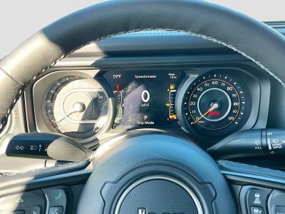 2026 Jeep Gladiator — photo 12 view