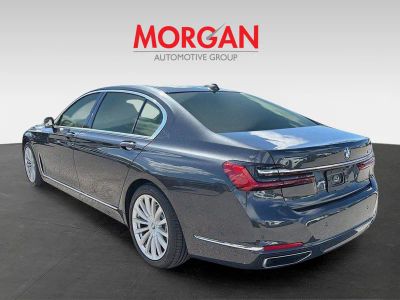 2020 BMW 7 Series — engine compartment view