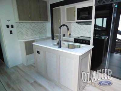 2026 Forest River RV Wildwood Heritage Glen — photo 14 view