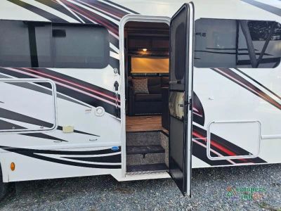 2023 Thor Motor Coach Outlaw — photo 8 view