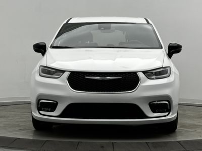 2025 Chrysler Pacifica - Photo 2