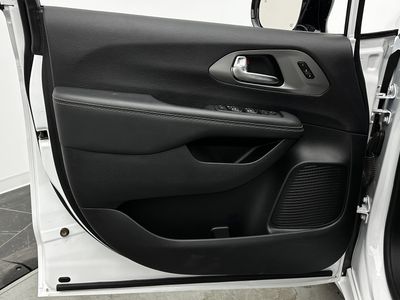 2025 Chrysler Pacifica - Photo 8