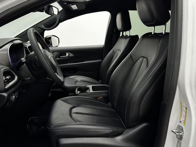 2025 Chrysler Pacifica - Photo 12