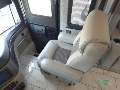 2024 Fleetwood RV Discovery LXE — photo 25 view