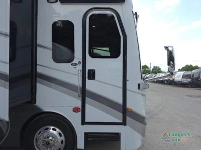 2024 Fleetwood RV Discovery LXE — photo 10 view