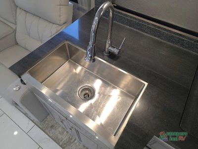 2024 Fleetwood RV Discovery LXE — photo 43 view
