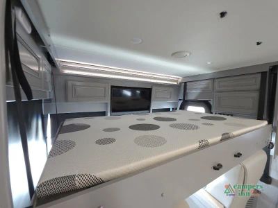 2024 Fleetwood RV Discovery LXE — photo 32 view