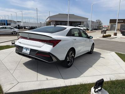 2025 Hyundai Elantra Hybrid — detail view