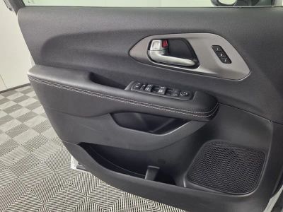 2026 Chrysler Pacifica — photo 18 view
