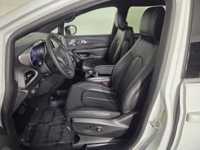 2026 Chrysler Pacifica — photo 9 view
