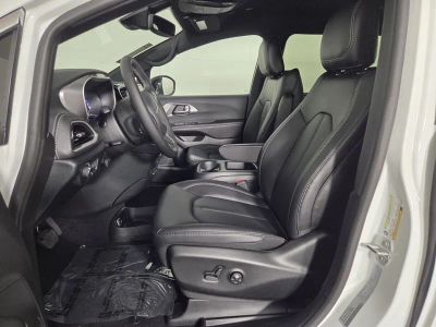 2026 Chrysler Pacifica — photo 10 view
