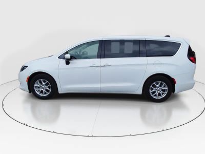 2022 Chrysler Voyager - Photo 4