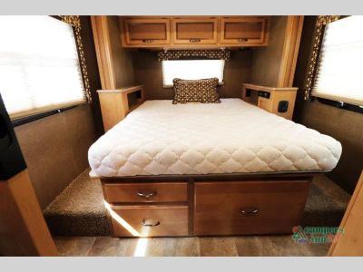 2016 Thor Motor Coach Axis — photo 25 view