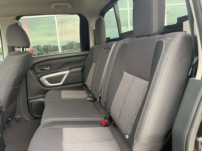 2023 Nissan Titan - Photo 18