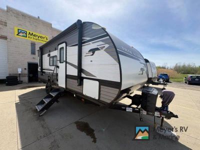 2022 Heartland Trail Runner 211RD — front three-quarter view