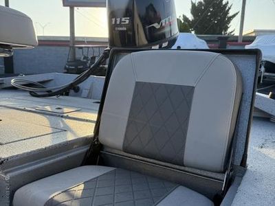 2018 Xpress SW20B — engine compartment view