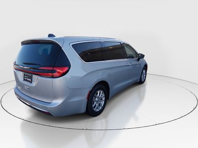 2024 Chrysler Pacifica — photo 7 view