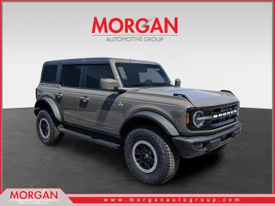 2025 Ford Bronco Outer Banks in Gray — front three-quarter view