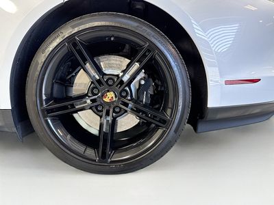 2021 Porsche Taycan - Photo 24